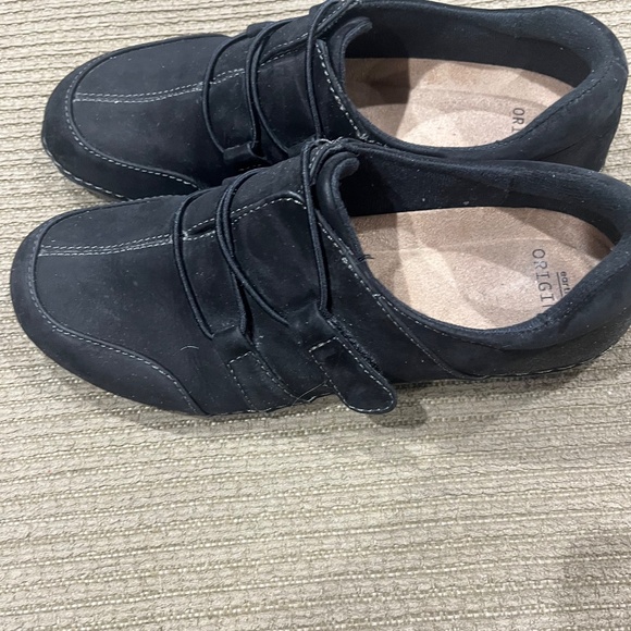 Earth Origins Nubuck Adjustable Slip-Ons - Black  9-1/2 Medium - Picture 2 of 5